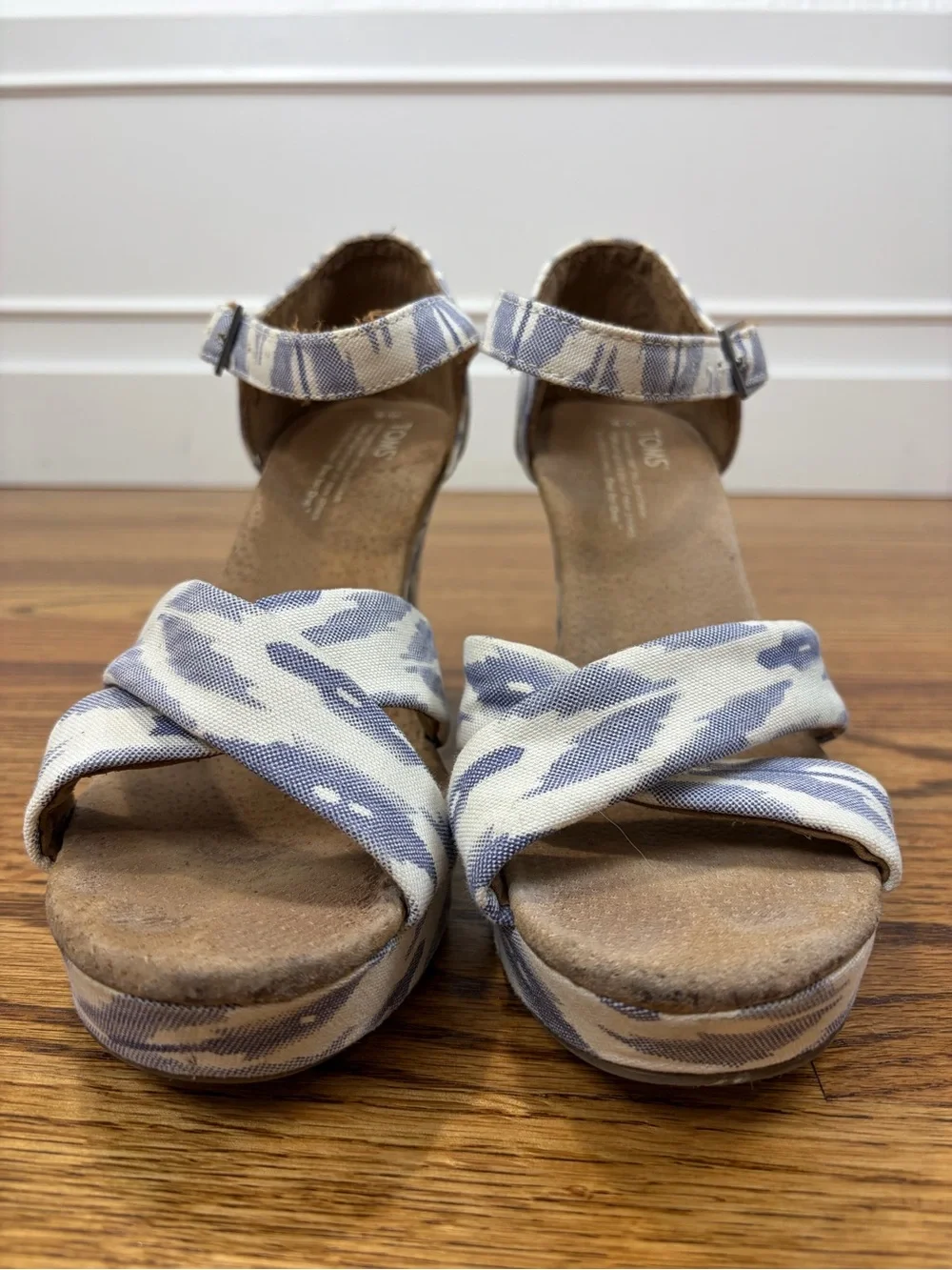 TOMS Chambray Sierra Ikat Boho Blue & White Wedge Heel Sandals (9)